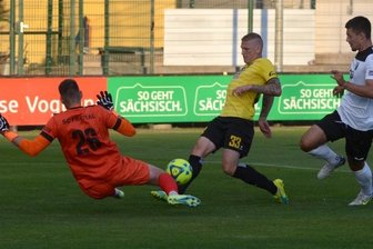 Geht die Berg- und Talfahrt weiter? - Auerbachs Torjäger Marc-Philipp Zimmermann (Mitte), hier bei einem erfolglosen Versuch im Heimspiel gegen Freital, erzielte beim 2:0-Sieg in Bautzen sein erstes Saisontor.