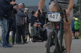 "Geht echt in die Knochen" - Endspurt unter Applaus nach kräftezehrendem Anstieg: Thomas Schoppe aus Lößnitz kam als erster Radfahrer ins Ziel.