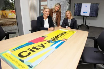 Geht es jetzt richtig los? Büro von Plauens neuer Citymanagerin zieht um - Ziehen an einem Strang (von links): Sybille Illing, Kathrin Rausch und Sigrid Polster-Roth von der Westsächsischen Gesellschaft für Stadterneuerung. Nicht im Bild ist - krankheitsbedingt - Citymanagerin Britt Sünderhauf.