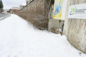 Gehweg in Klingenthal nicht weltmeisterlich: Wer ist zuständig? - Wer ist zuständig für den Gehweg vor dem Gebäude, in dem nicht mehr gearbeitet wird?