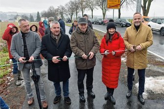 Gehweg zwischen Oederan und Börnichen bietet jetzt Sicherheit und Licht - Mario Seifert, links, EBG-Baubetrieb Ehrenfriedersdorf, Bürgermeister Steffen Schneider, Einwohner Wilfried Metzler, CDU-Landtagsabgeordnete Susann Leithoff und Landrat Dirk Neubauer bei symbolischen Eröffnungsschnitt.