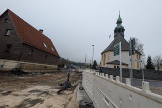 Gehwege, Schulen und Spielplätze: Gemeinde im Erzgebirge nimmt sich wieder viel vor in diesem Jahr - Die Baustelle Crottendorfer Straße in Neudorf – ein Millionenprojekt auch für die Kommune.