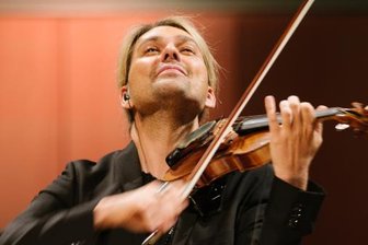 Geiger David Garretts Auftritt bei den Dresdner Musikfestspielen: Charisma mit gestutzter Brillanz - Weiß sich zu inszenieren: Violinist David Garrett im Dresdner Kulturpalast. 