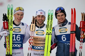 Jens Luraas Oftebro (v.l., Silber) aus Norwegen, Jarl Magnus Riiber (Gold) aus Norwegen und Vinzenz Geiger (Bronze) aus Deutschland reagieren nach dem Lauf.