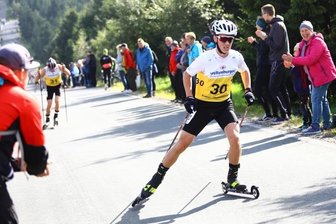 Geiger spielt am Fichtelberg die erste Geige - Beim Sommer-Grand-Prix am Fichtelberg wurde besonders Tristian Sommerfeldt lautstark angefeuert. Der 16-jährige Oberwiesenthaler war der jüngste unter 44 Teilnehmern und landete auf Rang 30.