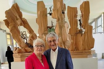 Geipel-Namensforscher holt Sohn eines namhaften Künstlers nach Bad Elster - Baldur Geipel und seine Frau Gisela in Bad Elster bei der Eröffnung seiner Ausstellung "Figur ist Raum" in der Kunstwandelhalle.