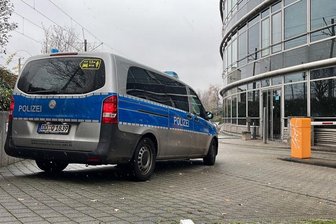 Ein Polizeifahrzeug am Samstag vor dem Sendergebäude von Radio Dresden.