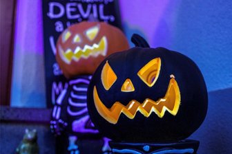 Geister, Vampire und Kürbisse: Diese schaurig-schönen Halloween-Events locken in Chemnitz - Kürbisschnitzen gehört zu Halloween dazu. In Chemnitz laden rund um den 31. Oktober zahlreiche Partys und Veranstaltungen zum Gruseln ein.