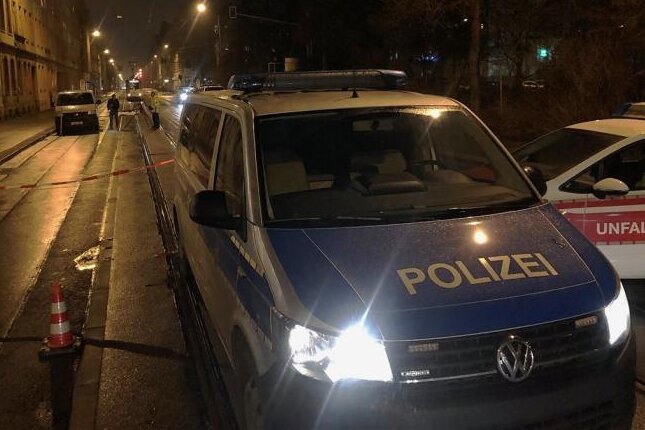 Geisterrad soll an Unfalltod eines 30-jährigen Radlers erinnern - Unfallaufnahme nach dem tödlichen Radunfall am 28. Dezember auf der Leipziger Straße in Zwickau.
