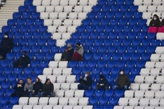 Geisterspiele in Sachsen: Erzgebirge Aue hofft vergeblich auf bundesweit einheitliche Zuschauer-Regelung - Zu Fußballspielen sind wegen der erneut bedrohlichen Corona-Lage bundesweit nur noch höchstens 15.000 Zuschauer zugelassen. In Sachsen bleibt es vorerst bei Geisterspielen.
