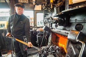 Geisterzug sorgt im Erzgebirge für Aufsehen - Heizer Oliver Hofmann beim Beschicken des Feuers. Rund vier Tonnen Steinkohle musste er bei der Fahrt schaufeln.
