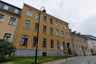 "Geistliche Häuser" in Auerbach sollen Gemeindezentrum werden - Das Pfarramt und das Haus rechts daneben - Adresse Kirchplatz 6 - gehören zu den "Geistlichen Häusern" in Auerbach. Kirchgemeinde und Christuskirchspiel wollen sie modernisieren und dort teils neu bauen.