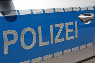Geithain/A72: Ford prallt gegen Leitplanke - Fahrer geflüchtet -