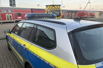 Geithain: MRB-Zugbegleiter von Mann attackiert - Einsatz auf dem Bahnhof Geithain.