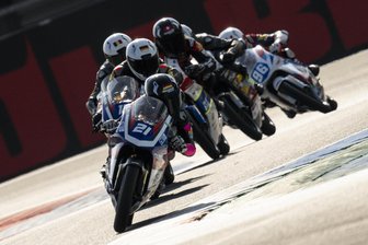 Gejagt von 20 Jungs: 14-jährige Hohndorferin will auch auf dem Sachsenring richtig Gas geben - Eines der Lieblingsbilder von Anina Urlaß (Nr. 21). Beim Grand Prix in Assen führt sie das Feld an.