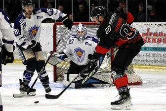 Gejagte wird zum Jäger: Schönheide verliert Top-Duell und den Platz an der Sonne in der Eishockey-Regionalliga Ost - Kurz vor Schluss der Hauptrunde haben die Schönheider Wölfe (hier in Rot gegen Dresden) die Tabellenführung gegen FASS Berlin verspielt.