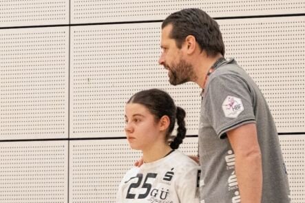 Gekommen, um zu lernen - Für Lea-Sophie Walkowiak (stehend) hat sich mit dem Wechsel nach Zwickau vor allem die Chance ergeben, sich unter Trainer Norman Rentsch (rechts) in vielen Bereich weiterzuentwickeln. 