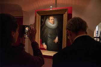 Gekrönte Häupter auf Schloss Voigtsberg: Verwandte besuchen Tizians Mal-Heldin - Ein Dutzend Porträts der Habsburger werden im Fürstensaal auf Schloss Voigtsberg wirkungsvoll ins Szene gesetzt. Für die mehrjährige Vorbereitung der Sonderschau reisten die Mitarbeiter der Oelsnitzer Kultur GmbH durch ganz Europa.
