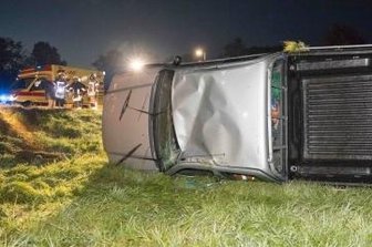 Geländewagen gerät auf Gegenfahrbahn - Der Geländewagen überschlug sich neben der Fahrbahn.