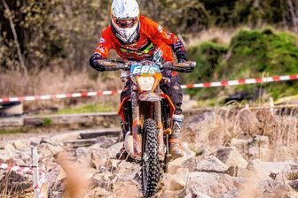 Gelände-Ass liegt gut im Rennen - Kenny Riedel vom MC Zwönitz liebt die Herausforderung im Gelände und begibt sich auf seiner KTM nur zu gern über Stock und Stein. 