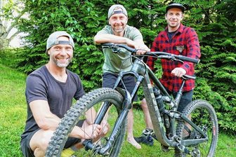 Geländefahrer mit Traumstart - Die Enduro-Mountainbiker André und Marc Schubert sowie Kevin Lindner (v.l.) sind mit guten Ergebnissen in die neue Saison gestartet. 