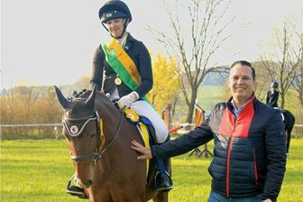 Geländereiten: "Goldene Schärpe" für Vielseitigkeit und Trainingsfleiß - Frida Kaden wurde auf Wiesenguts Amell U-18-Kreismeisterin.