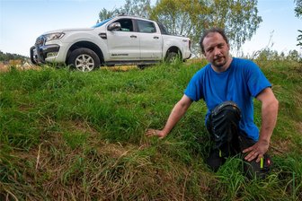 Geländewagen im Bach versenkt: Olbernhauer erzählt die ganze Geschichte - Kai Gebel am Ort des Geschehens: Seinen 200 PS starken Ford Ranger hat er inzwischen wieder.