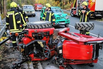 Geländewagen kracht in Kleintraktor - Ein 31-Jähriger kippte mit diesem Traktor um. Zuvor war ein Geländewagen in den Anhänger des Traktors gekracht. 