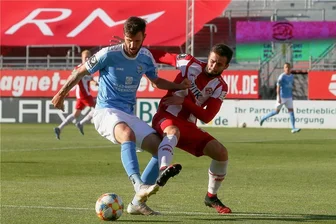 Gelb-Rot für Trainer und Spieler: Chemnitzer FC verliert in Würzburg - CFC-Stürmer Dejan Bozic (links) im Zweikampf mit Würzburgs Daniel Hägele.