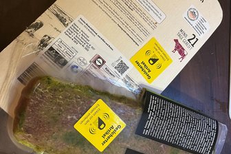 Gelbe Aufkleber: Jetzt muss Lidl schon Gulasch, Steaks und Fisch gegen Diebstahl sichern - Lidl sichert jetzt auch Fleisch mit Diebstahletiketten.