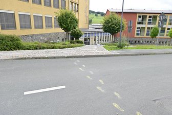 „Gelbe Füße“ in Klingenthal werden nicht erneuert - Die Fußspuren haben den Grundschulkindern den Weg von der Schule zum Hort gezeigt.