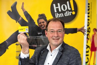 Gelbe Karte für Plauens Händler - Das kleine Plastikteil passt in jede Geldbörse, aber was kann sie noch? - Sehr plakativ, mit einer mehr als gut gelaunten Frau, die im Einkaufswagen sitzt, wirbt Stadtmarketingchef Eckhard Sorger für den Gutschein. „Wir finden es passend“, sagen die verantwortlichen Rathausmitarbeiter unisono.