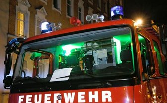 Gelbe Müllsäcke vor Eingangstür gelegt und angezündet - 