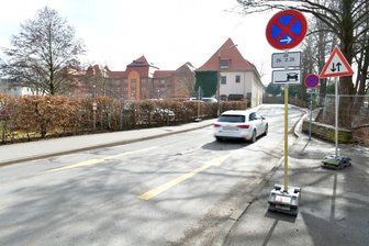 Gelbe Pfeile auf Freiberger Lessingstraße wieder entfernt - Pfeile auf der Fahrbahn der Freiberger Lessingstraße zeigten die beiden Fahrtrichtungen an.