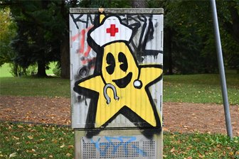 Gelbe Sterne: Ist der Chemnitzer Banksy eine Frau? - An der Unritzstraße in der Nähe des DRK-Krankenhauses Chemnitz-Rabenstein lacht ein Stern mit Krankenschwesterhaube von einem Stromverteilerkasten.