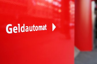 Geld abheben beim Drive-In-Geldautomat - 