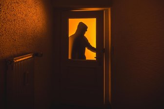 Geld aus Firma in Auerbach gestohlen - Die Polizei sucht die Täter eines Einbruchs in Auerbach.