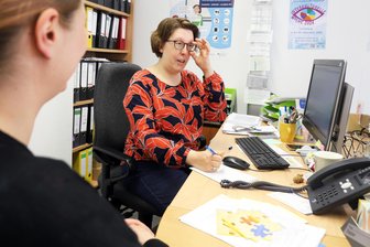 Geld fehlt: Steht die Beratung für Ausländer in Freiberg vor dem Aus? - Hat viel zu tun: Margaret Triebler an ihrem Arbeitsplatz im Bürgerhaus Freiberg.