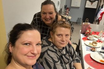 Geld fließt für die Selbsthilfegruppe Vogtlandmädels - Evelyn Hänig, Mandy Melzer und Janet Gmyrek (v. l.) von der Selbsthilfegruppe.