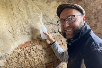 Geld für Dachsanierung fehlt in vogtländischem Rittergut: Wandmalerei aus dem 15. Jahrhundert in Gefahr? - Diplomrestaurator Martin Fliedner testet einen neu entwickelten Festiger auf einer Kalkputz-Scholle im Rittergut Kleingera.