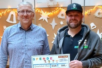 Geld für krebskranke Kinder: Im Erzgebirge wird gelaufen und geboten - Der Leiter der Grundschule Thum, Michael Preißler (l.), mit Thomas Hänel, dem Mann hinter „Thom hilft“.