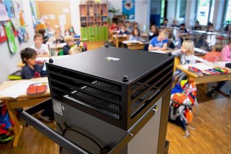 Geld für Luftfilter gibt's in Sachsen erst ab November - Luftfilter wie dieser könnten in Klassenräumen für eine Reduzierung der Virenlast sorgen.
