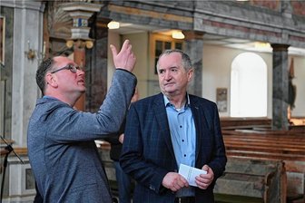 Geld für Ottokirche in Wechselburg: Handwerker können loslegen - Toni Knorr vom Kirchenvorstand erklärt Regionalminister Thomas Schmidt (CDU), was in der Ottokirche von Wechselburg bisher gemacht wurde und was Restauratoren bald in Angriff nehmen werden. 