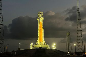 Geld für Raumfahrt ist gut angelegt - Die SLS-Rakete für die Mission „Artemis 2“steht auf dem Startkomplex 39B des Kennedy Space Center in Cape Canaveral.
