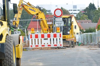 Geld für Straßenbau in Freiberg knapp: Diese sieben Großprojekte gehen trotzdem - Auf der Zuger Straße in Freiberg soll der erste Bauabschnitt im Oktober fertiggestellt werden. Für 2026 und 2027 sind die übrigen beiden Abschnitte geplant.