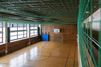 Geld für Turnhalle: Stadt im Erzgebirge setzt auf neue Strategie - In die Jahre gekommen: Die Turnhalle an der Grundschule in Elterlein genügt aktuellen Anforderungen eigentlich längst nicht mehr. Für die nötige Sanierung fehlt bisher aber das Geld.