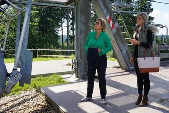 Geld für Winterausfälle fließt zum Herbstanfang - Staatsministerin Barbara Klepsch (links) lässt sich von DLT-Geschäftsführerin Jennifer Braun die Sommernutzung des Vierer-Sessellifts für die Bikewelterklären. 