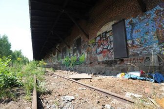 Geld im Sparstrumpf gefunden: Hartz-IV-Empfängerin bringt 20.000 Euro zur Polizei - Auf dem Gelände des ehemaligen Güterbahnhofs in Altendorf fand das Paar den Sparstrumpf.
