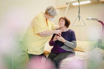 Geld reicht nicht fürs Pflegeheim - wer zahlt? - Gut gepflegt: Simone Hamann kümmert sich im Pesterwitzer Seniorenheim Jochhöh um Seniorin Sabine Schulze. 