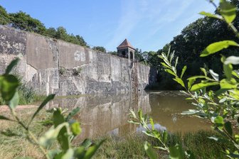 Geld reicht nur für Notsanierung: Was wird aus der Talsperre Euba? - Aktuell ist Ebbe in der Talsperre Euba. Bis zur Sanierung darf sie nicht angestaut werden.